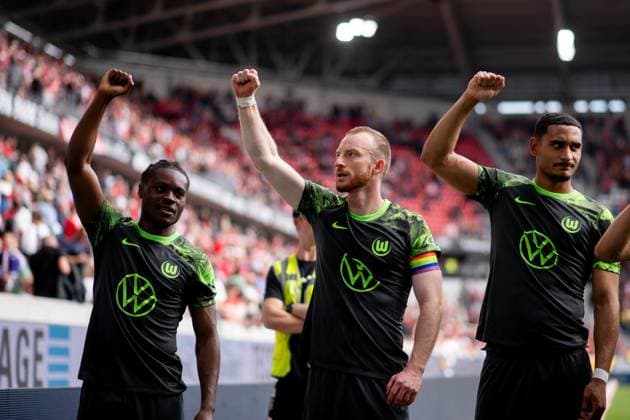 Ridle Baku VfL Wolfsburg, 20 , Maximilian Arnold VfL Wolfsburg, 27 , Maxence Lacroix VfL Wolfsburg, 04 celebrate the victory and thank the fans, GER, SC Freiburg SCF vs VfL Wolfsburg WOB , Bundesliga, 31 Matchday, Saison 2023 2024, 27 04 2024 DFB DFL regulations prohibit any use of photographs as image sequences and or quasi video GER, SC Freiburg SCF vs VfL Wolfsburg WOB , Fußball Bundesliga, 31 Spieltag, Saison 2023 2024, 27 04 2024 Freiburg Copyright: xEibner-Pressefoto Memmlerx EP_MMR