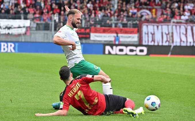 28 04 2024 Soccer Season 2023 2024 2 Soccer Bundesliga 31 Matchday SV Wehen Wiesbaden SVWW SpVgg Greuther Fürth Kleeblatt Sportfoto Zink xwoxzix DFL regulations prohibit any use of photographs as image sequences and or quasi video only for editorial use Simon Asta 2, SpVgg Greuther Fürth Florian Carstens 17, SV Wehen 1926 Wiesbaden SVWW