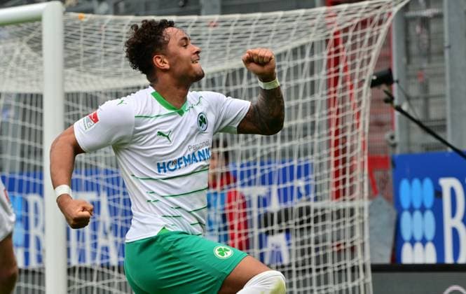28 04 2024 Soccer Season 2023 2024 2 Soccer Bundesliga 31 Matchday SV Wehen Wiesbaden SVWW SpVgg Greuther Fürth Kleeblatt Sportfoto Zink MeZi xmexzix DFL regulations prohibit any use of photographs as image sequences and or quasi video only for editorial use Torjubel Jubel nach Treffer Torschuß zum 3 4 durch Lukas Petkov 16, SpVgg Greuther Fürth Armindo Sieb 30, SpVgg Greuther Fürth