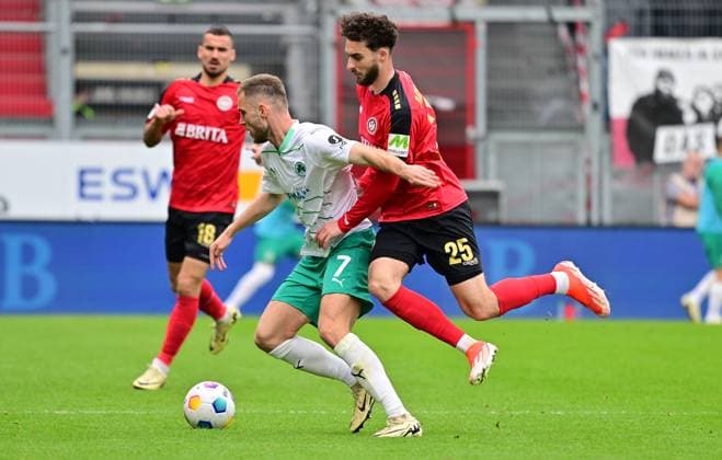 28 04 2024 Soccer Season 2023 2024 2 Soccer Bundesliga 31 Matchday SV Wehen Wiesbaden SVWW SpVgg Greuther Fürth Kleeblatt Sportfoto Zink xwoxzix DFL regulations prohibit any use of photographs as image sequences and or quasi video only for editorial use Dennis Srbeny 7, SpVgg Greuther Fürth Nikolas Agrafiotis 25, SV Wehen 1926 Wiesbaden SVWW