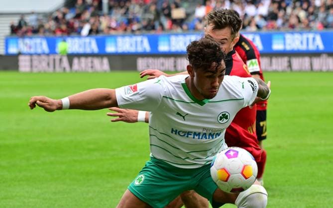 28 04 2024 Soccer Season 2023 2024 2 Soccer Bundesliga 31 Matchday SV Wehen Wiesbaden SVWW SpVgg Greuther Fürth Kleeblatt Sportfoto Zink MeZi xmexzix DFL regulations prohibit any use of photographs as image sequences and or quasi video only for editorial use Armindo Sieb 30, SpVgg Greuther Fürth vor Thijmen Goppel 9, SV Wehen 1926 Wiesbaden SVWW