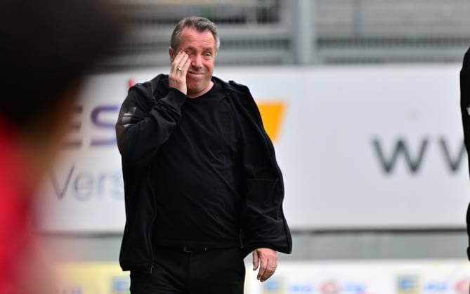 28.04.2024 - Fussball - Saison 2023 2024 - 2. Fussball - Bundesliga - 31. Spieltag: SV Wehen Wiesbaden SVWW - SpVgg Greuther Fürth ( Kleeblatt ) - Sportfoto Zink MeZi - xmexzix - DFL regulations prohibit any use of photographs as image sequences and or quasi-video - only for editorial use - Markus Kauczinski (Trainer Chef-Trainer SV Wehen 1926 Wiesbaden SVWW ) enttäuscht Enttäuschung *** 28 04 2024 Soccer Season 2023 2024 2 Soccer Bundesliga 31 Matchday SV Wehen Wiesbaden SVWW SpVgg Greuther Fürth Kleeblatt Sportfoto Zink MeZi xmexzix DFL regulations prohibit any use of photographs as image sequences and or quasi video only for editorial use Markus Kauczinski Trainer Chef Trainer SV Wehen 1926 Wiesbaden SVWW disappointed Disappointment