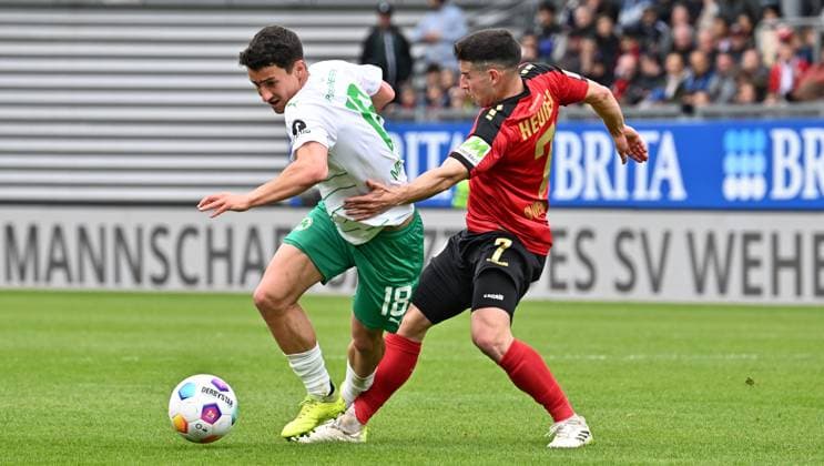 28 04 2024 Soccer Season 2023 2024 2 Soccer Bundesliga 31 Matchday SV Wehen Wiesbaden SVWW SpVgg Greuther Fürth Kleeblatt Sportfoto Zink xwoxzix DFL regulations prohibit any use of photographs as image sequences and or quasi video only for editorial use Marco Meyerhöfer Meyerhoefer 18, SpVgg Greuther Fürth Robin Heußer Heusser 7, SV Wehen 1926 Wiesbaden SVWW