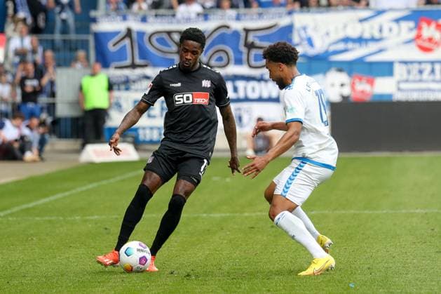 28 04 2024, xgox, Soccer 2 Bundesliga, 1 FC Magdeburg VfL Osnabrueck emspor, v l Christian Joe Conteh Osnabrueck, 17 , Leon Bell Bell Magdeburg, 19 duel, fight, tackle DFL DFB REGULATIONS PROHIBIT ANY USE OF PHOTOGRAPHS as IMAGE SEQUENCES and or QUASI VIDEO Magdeburg