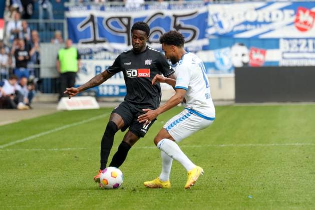 28 04 2024, xgox, Soccer 2 Bundesliga, 1 FC Magdeburg VfL Osnabrueck emspor, v l Christian Joe Conteh Osnabrueck, 17 , Leon Bell Bell Magdeburg, 19 duel, fight, tackle DFL DFB REGULATIONS PROHIBIT ANY USE OF PHOTOGRAPHS as IMAGE SEQUENCES and or QUASI VIDEO Magdeburg