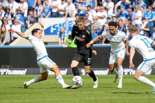 28 04 2024, xgox, Fußball 2 Bundesliga, 1 FC Magdeburg VfL Osnabrueck emspor, v l Jason Ceka Magdeburg, 10 , Jannes Wulff Osnabrueck, 32 , Herbert Bockhorn Magdeburg, 7 Zweikampf, Duell, Kampf, tackle DFL DFB REGULATIONS PROHIBIT ANY USE OF PHOTOGRAPHS as IMAGE SEQUENCES and or QUASI VIDEO Magdeburg