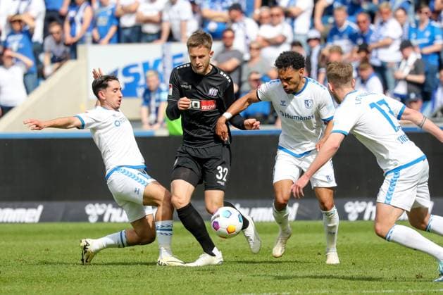 28 04 2024, xgox, Fußball 2 Bundesliga, 1 FC Magdeburg VfL Osnabrueck emspor, v l Jason Ceka Magdeburg, 10 , Jannes Wulff Osnabrueck, 32 , Herbert Bockhorn Magdeburg, 7 Zweikampf, Duell, Kampf, tackle DFL DFB REGULATIONS PROHIBIT ANY USE OF PHOTOGRAPHS as IMAGE SEQUENCES and or QUASI VIDEO Magdeburg