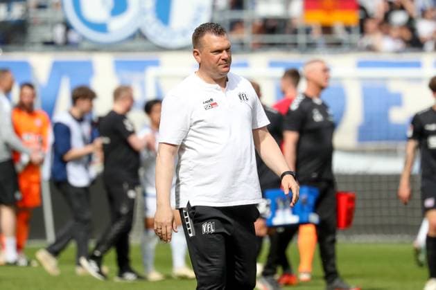 28 04 2024, xgox, Fussball 2 Bundesliga, 1 FC Magdeburg VfL Osnabrueck emspor, v l Uwe Koschinat Osnabrueck, coach disappointed, looks disappointed, disappointed DFL DFB REGULATIONS PROHIBIT ANY USE OF PHOTOGRAPHS as IMAGE SEQUENCES and or QUASI VIDEO Magdeburg