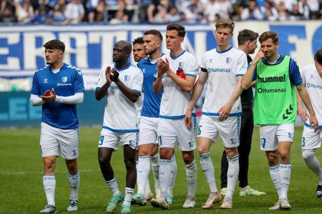 28 04 2024, xgox, Soccer 2 Bundesliga, 1 FC Magdeburg VfL Osnabrueck emspor, v l Eldin Dzogovic Magdeburg, 4 , Amara Conde Magdeburg, 29 , Emir Kuhinja Magdeburg, 18 , Tobias Müller Magdeburg, 21 , Luca Schuler Magdeburg, 26 , Alexander Nollenberger Magdeburg, 17 disappointed, looks disappointed, dejected, disappointed DFL DFB REGULATIONS PROHIBIT ANY USE OF PHOTOGRAPHS as IMAGE SEQUENCES and or QUASI VIDEO Magdeburg