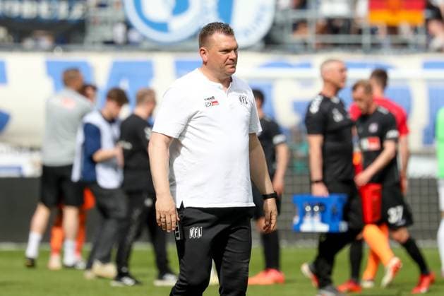 28 04 2024, xgox, Fussball 2 Bundesliga, 1 FC Magdeburg VfL Osnabrueck emspor, v l Uwe Koschinat Osnabrueck, coach disappointed, looks disappointed, disappointed DFL DFB REGULATIONS PROHIBIT ANY USE OF PHOTOGRAPHS as IMAGE SEQUENCES and or QUASI VIDEO Magdeburg