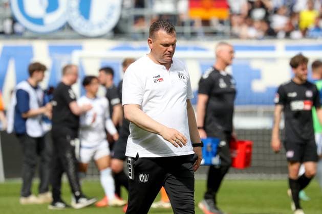 28 04 2024, xgox, Fussball 2 Bundesliga, 1 FC Magdeburg VfL Osnabrueck emspor, v l Uwe Koschinat Osnabrueck, coach disappointed, looks disappointed, disappointed DFL DFB REGULATIONS PROHIBIT ANY USE OF PHOTOGRAPHS as IMAGE SEQUENCES and or QUASI VIDEO Magdeburg