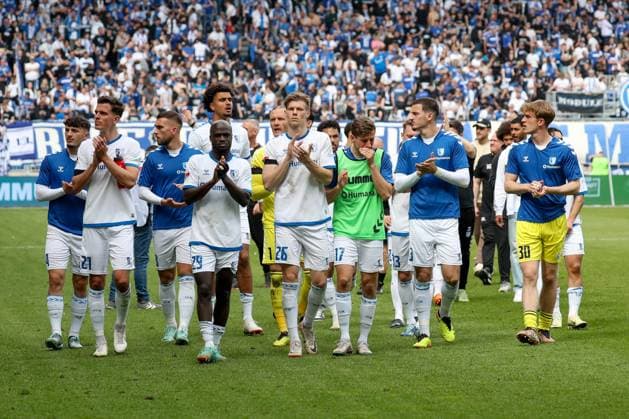 28 04 2024, xgox, Soccer 2 Bundesliga, 1 FC Magdeburg VfL Osnabrueck emspor, v l Eldin Dzogovic Magdeburg, 4 , Tobias MoÂ¼ller Magdeburg, 21 , Emir Kuhinja Magdeburg, 18 , Amara Conde Magdeburg, 29 , Luca Schuler Magdeburg, 26 , Alexander Nollenberger Magdeburg, 17 , Andi Hoti Magdeburg, 3 DFL DFB REGULATIONS PROHIBIT ANY USE OF PHOTOGRAPHS as IMAGE SEQUENCES and or QUASI VIDEO Magdeburg