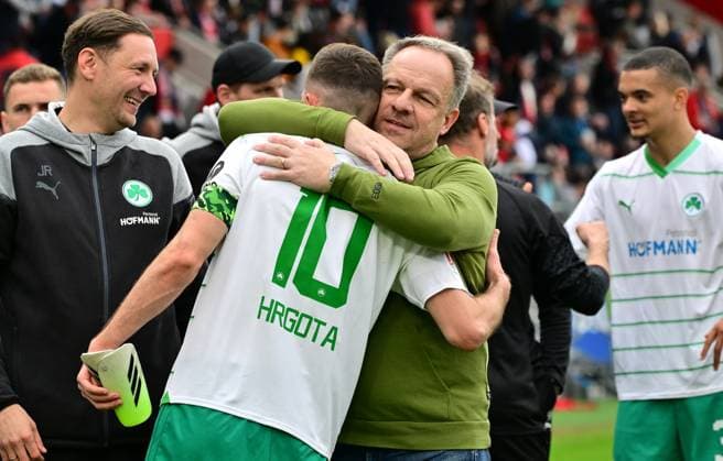 28 04 2024 Soccer Season 2023 2024 2 Soccer Bundesliga 31 Matchday SV Wehen Wiesbaden SVWW SpVgg Greuther Fürth Kleeblatt Sportfoto Zink MeZi xmexzix DFL regulations prohibit any use of photographs as image sequences and or quasi video only for editorial use Alexander Zorniger Trainer SpVgg Greuther Fürth Branimir Hrgota 10 SpVgg Greuther Fürth Jubel Freude nach Spielende