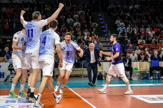 Volleyball 1 Bundesliga Men Final Sp 5, Berlin Recycling Volleys vs VfB Friedrichshafen 28 04 2024, xdanx, Volleyball 1 Bundesliga Men Final Sp 5, Berlin Recycling Volleys vs VfB Friedrichshafen, v l Tim Peter VfB Friedrichshafen 4 ,Marcus Boehme VfB Friedrichshafen 11 ,Michal Superlak VfB Friedrichshafen 6 ,Aleksa Batak VfB Friedrichshafen 8 ,Mark Lebedew VfB Friedrichshafen Trainer ,Nikola Pekovic VfB Friedrichshafen 10 ,Cheering for points Berlin Max Schmeling Halle Berlin Germany DEU Copyright: xDanielxLakomskix