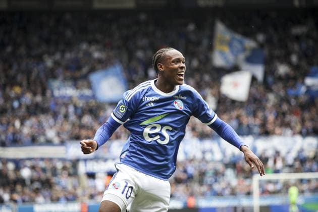 Joie des joueurs du RC Strasbourg EMANUEL EMEGHA 10 (RCS) apres le but de DILANE BAKWA 26 (RCS) FOOTBALL : Ligue 1 RC Strasbourg vs Niza - 28 04 2024 (Strasbourg - France) ElyxandroCegarra Panoramic 