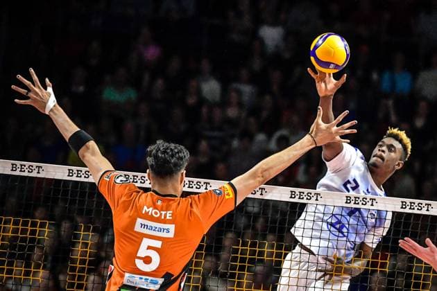 Sport Themen der Woche KW17 Volleyball 1.Bundesliga Herren Finale - Sp.5, Berlin Recycling Volleys vs. VfB Friedrichshafen 28.04.2024, xdanx, Volleyball 1.Bundesliga Herren Finale - Sp.5, Berlin Recycling Volleys vs. VfB Friedrichshafen, v.l.Nehemiah Mote (BR Volleys 5),Jose Israel Masso Alvarez (VfB Friedrichshafen 1),am Netz Berlin Max Schmeling Halle Berlin Deutschland (DEU) *** Volleyball 1 Bundesliga Men Final Sp 5, Berlin Recycling Volleys vs VfB Friedrichshafen 28 04 2024, xdanx, Volleyball 1 Bundesliga Men Final Sp 5, Berlin Recycling Volleys vs VfB Friedrichshafen, v l Nehemiah Mote BR Volleys 5 ,Jose Israel Masso Alvarez VfB Friedrichshafen 1 ,at the net Berlin Max Schmeling Halle Berlin Germany DEU Copyright: xDanielxLakomskix