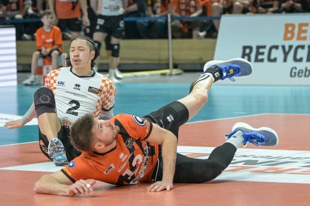 Berlin, Germany 28 April 2024 1 VBL 2023 2024 Final Sp 5 Berlin Recycling Volleys vs VfB Friedrichshafen In the picture Sort by acceptance from left Satoshi Tsuiki BR Volleys , Ruben Schott BR Volleys Copyright: xFotostandx xReuhlx