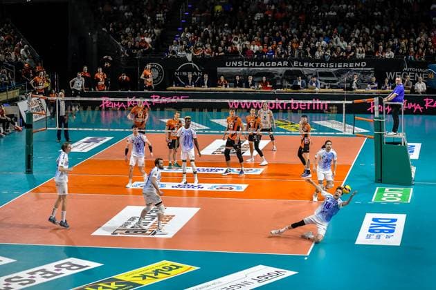 Volleyball 1 Bundesliga Men Final Sp 5, Berlin Recycling Volleys vs VfB Friedrichshafen 28 04 2024, xdanx, Volleyball 1 Bundesliga Men Final Sp 5, Berlin Recycling Volleys vs VfB Friedrichshafen, v l court with the teams from above,Simon Tabermann Uhrenholt VfB Friedrichshafen 18 ,am Ball Berlin Max Schmeling Halle Berlin Germany DEU Copyright: xDanielxLakomskix