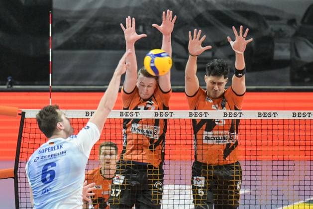 Berlin, Germany 28 April 2024 1 VBL 2023 2024 Final Sp 5 Berlin Recycling Volleys vs VfB Friedrichshafen In the picture Michal Superlak VfB Friedrichshafen hits into the block from left Marek Sotola BR Volleys , Nehemiah Mote BR Volleys Copyright: xFotostandx xReuhlx