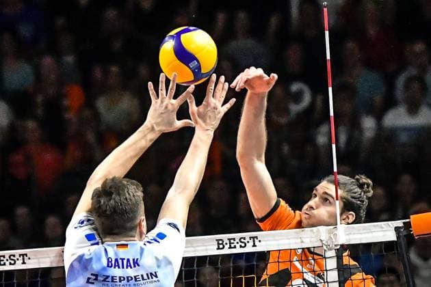 Volleyball 1 Bundesliga Men Final Sp 5, Berlin Recycling Volleys vs VfB Friedrichshafen 28 04 2024, xdanx, Volleyball 1 Bundesliga Men Final Sp 5, Berlin Recycling Volleys vs VfB Friedrichshafen, v l Aleksa Batak VfB Friedrichshafen 8 ,Timothee Carle BR Volleys 9 ,at the net Berlin Max Schmeling Halle Berlin Germany DEU Copyright: xDanielxLakomskix