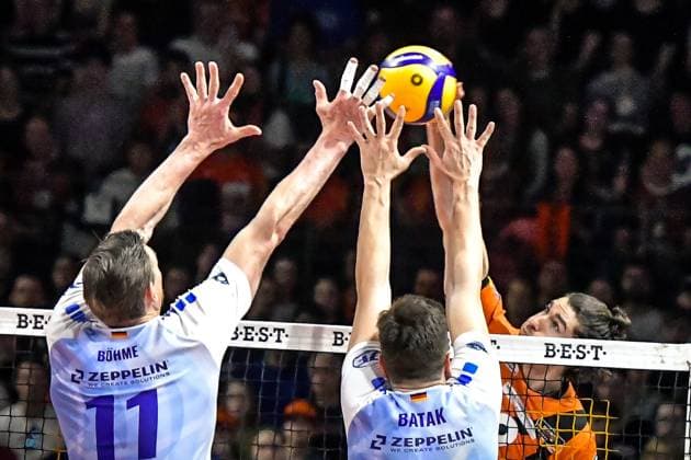 Volleyball 1 Bundesliga Men Final Sp 5, Berlin Recycling Volleys vs VfB Friedrichshafen 28 04 2024, xdanx, Volleyball 1 Bundesliga Men Final Sp 5, Berlin Recycling Volleys vs VfB Friedrichshafen, v l Marcus Boehme VfB Friedrichshafen 11 ,Aleksa Batak VfB Friedrichshafen 8 ,on the ball Timothee Carle BR Volleys 9 ,at the net Berlin Max Schmeling Halle Berlin Germany DEU Copyright: xDanielxLakomskix