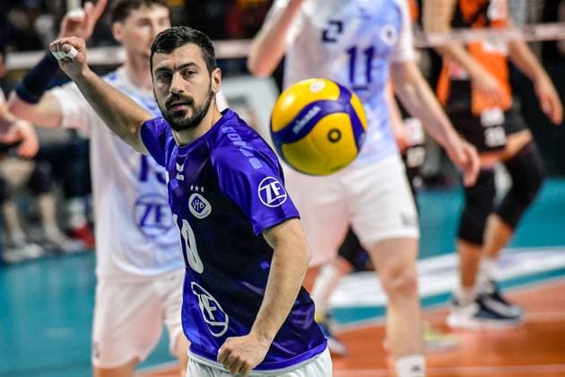 Volleyball 1 Bundesliga Men Final Sp 5, Berlin Recycling Volleys vs VfB Friedrichshafen 28 04 2024, xdanx, Volleyball 1 Bundesliga Men Final Sp 5, Berlin Recycling Volleys vs VfB Friedrichshafen, v l Nikola Pekovic VfB Friedrichshafen 10 ,looks after the ball Berlin Max Schmeling Halle Berlin Germany DEU Copyright: xDanielxLakomskix