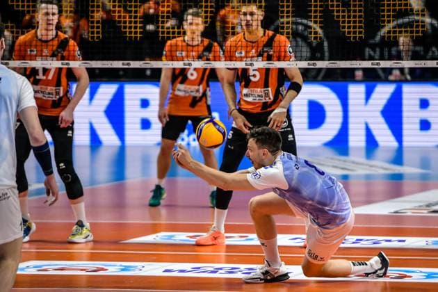 Volleyball 1 Bundesliga Men Final Sp 5, Berlin Recycling Volleys vs VfB Friedrichshafen 28 04 2024, xdanx, Volleyball 1 Bundesliga Men Final Sp 5, Berlin Recycling Volleys vs VfB Friedrichshafen, f l on the ball Aleksa Batak VfB Friedrichshafen 8 Berlin Max Schmeling Halle Berlin Germany DEU Copyright: xDanielxLakomskix