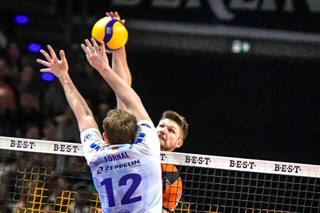 Volleyball 1 Bundesliga Men Final Sp 5, Berlin Recycling Volleys vs VfB Friedrichshafen 28 04 2024, xdanx, Volleyball 1 Bundesliga Men Final Sp 5, Berlin Recycling Volleys vs VfB Friedrichshafen, v l Jan Fornal VfB Friedrichshafen 12 ,Ruben Schott BR Volleys 13 ,at the net Berlin Max Schmeling Halle Berlin Germany DEU Copyright: xDanielxLakomskix