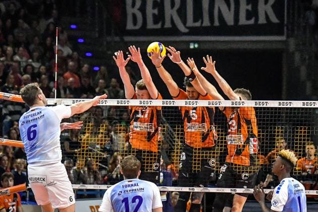 Volleyball 1 Bundesliga Men Final Sp 5, Berlin Recycling Volleys vs VfB Friedrichshafen 28 04 2024, xdanx, Volleyball 1 Bundesliga Men Final Sp 5, Berlin Recycling Volleys vs VfB Friedrichshafen, v l Michal Superlak VfB Friedrichshafen 6 ,Marek Sotola BR Volleys 17 ,Nehemiah Mote BR Volleys 5 ,Ruben Schott BR Volleys 13 , block the ball at the net Berlin Max Schmeling Halle Berlin Germany DEU Copyright: xDanielxLakomskix