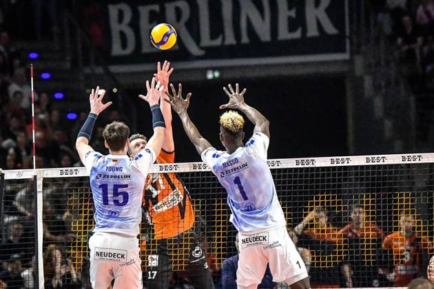 Volleyball 1 Bundesliga Men Final Sp 5, Berlin Recycling Volleys vs VfB Friedrichshafen 28 04 2024, xdanx, Volleyball 1 Bundesliga Men Final Sp 5, Berlin Recycling Volleys vs VfB Friedrichshafen, v l Jackson Young VfB Friedrichshafen 15 ,Marek Sotola BR Volleys 17 ,Jose Israel Masso Alvarez VfB Friedrichshafen 1 ,at the net Berlin Max Schmeling Halle Berlin Germany DEU Copyright: xDanielxLakomskix