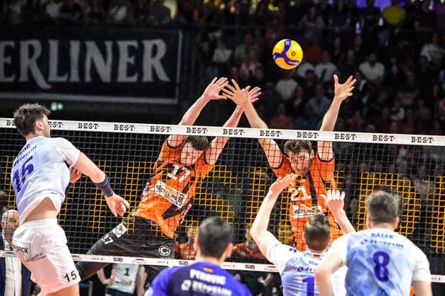 Volleyball 1 Bundesliga Men Final Sp 5, Berlin Recycling Volleys vs VfB Friedrichshafen 28 04 2024, xdanx, Volleyball 1 Bundesliga Men Final Sp 5, Berlin Recycling Volleys vs VfB Friedrichshafen, v l Jackson Young VfB Friedrichshafen 15 ,Marek Sotola BR Volleys 17 ,Tobias Krick BR Volleys 21 ,at the net Berlin Max Schmeling Halle Berlin Germany DEU Copyright: xDanielxLakomskix
