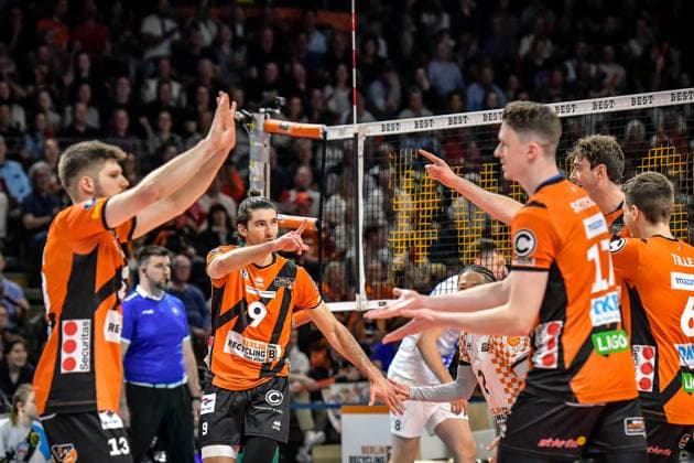 Volleyball 1 Bundesliga Men Final Sp 5, Berlin Recycling Volleys vs VfB Friedrichshafen 28 04 2024, xdanx, Volleyball 1 Bundesliga Men Final Sp 5, Berlin Recycling Volleys vs VfB Friedrichshafen, v l Timothee Carle BR Volleys 9 ,Jubel über Punktgewinn Berlin Max Schmeling Halle Berlin Deutschland DEU Copyright: xDanielxLakomskix