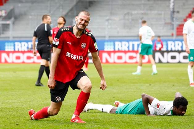 28 04 2024, xavx, Fussball 2 Bundesliga, SV Wehen Wiesbaden SpVgg Greuther Fuerth emspor, v l Aleksandar Vukotic SV Wehen Wiesbaden enttaeuscht, enttaeuscht looking, dissapointed DFL DFB REGULATIONS PROHIBIT ANY USE OF PHOTOGRAPHS as IMAGE SEQUENCES and or QUASI VIDEO Wiesbaden