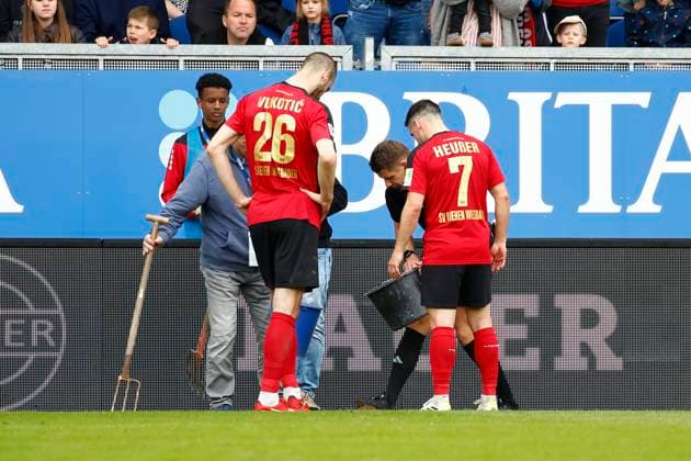 28 04 2024, xavx, Soccer 2 Bundesliga, SV Wehen Wiesbaden SpVgg Greuther Fuerth emspor, v l Referee Referee Patrick Ittrich takes care of a lock in the turf DFL DFB REGULATIONS PROHIBIT ANY USE OF PHOTOGRAPHS as IMAGE SEQUENCES and or QUASI VIDEO Wiesbaden