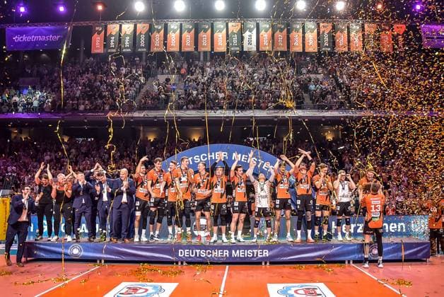 Sport Themen der Woche KW17 Sport Bilder des Tages Volleyball 1.Bundesliga Herren Finale - Sp.5, Berlin Recycling Volleys vs. VfB Friedrichshafen 28.04.2024, xdanx, Volleyball 1.Bundesliga Herren Finale - Sp.5, Berlin Recycling Volleys vs. VfB Friedrichshafen, v.l. Deutscher Meister Berlin Recycling Volleys Meisterschale in der Hand von Ruben Schott (BR Volleys 13) Berlin Max Schmeling Halle Berlin Deutschland (DEU) *** Volleyball 1 Bundesliga Men Final Sp 5, Berlin Recycling Volleys vs VfB Friedrichshafen 28 04 2024, xdanx, Volleyball 1 Bundesliga Men Final Sp 5, Berlin Recycling Volleys vs VfB Friedrichshafen, v l German Champion Berlin Recycling Volleys Meisterschale in the hand of Ruben Schott BR Volleys 13 Berlin Max Schmeling Halle Berlin Germany DEU Copyright: xDanielxLakomskix