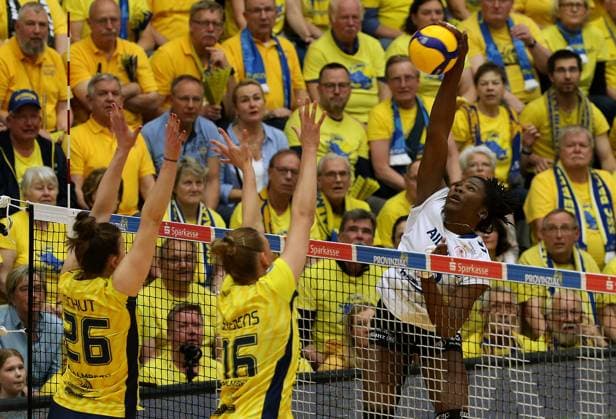 Stuttgart , Volleyball Bundesliga Womens PlayOff Final Game 5, SSC Palmberg Schwerin vs Allianz MTV Stuttgart , L R Susan Schut SSC Palmberg Schwerin , Indy Baijens SSC Palmberg Schwerin , Krystal Rivers Allianz MTV Stuttgart