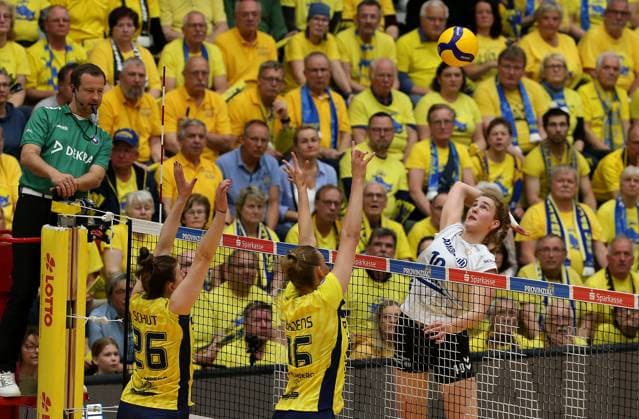 Stuttgart , Volleyball Bundesliga Womens PlayOff Final Game 5, SSC Palmberg Schwerin vs Allianz MTV Stuttgart , L R Susan Schut SSC Palmberg Schwerin , Indy Baijens SSC Palmberg Schwerin , Jolien Knollema Allianz MTV Stuttgart