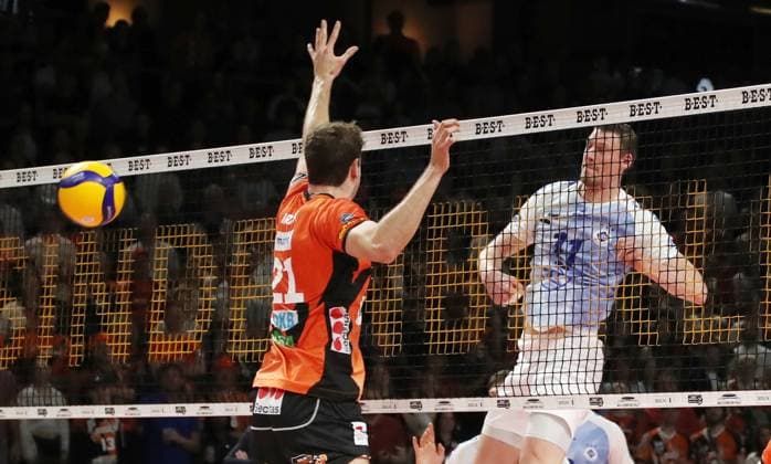 Marcus Böhme in attack, Tobias Krick duel Game scene Action Sport Volleyball Playoff Final 5 Match Bundesliga Men Season 2023 2024 28 04 2024 BR Volleys Berlin BRV vs VfB Friedrichshafen