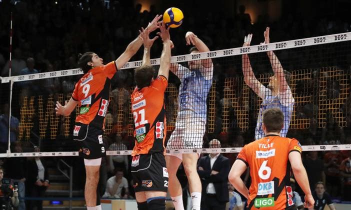 Timothee Carle, Tobias Krick, Aleksa Batak duel Match scene Action Sport Volleyball Playoff Final 5 Match Bundesliga Men Season 2023 2024 28 04 2024 BR Volleys Berlin BRV vs VfB Friedrichshafen