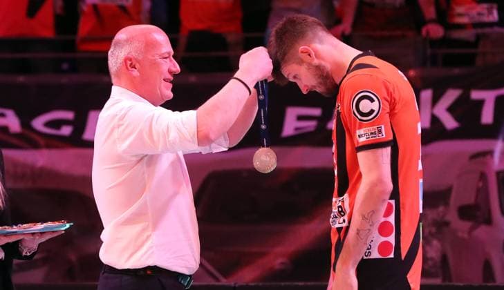 Berlins Governing Mayor Kai Wegner honors Ruben Schott, German Champion BR Volleys Sport Volleyball Playoff Final 5 Match Bundesliga Men Season 2023 2024 28 04 2024 BR Volleys Berlin BRV vs VfB Friedrichshafen
