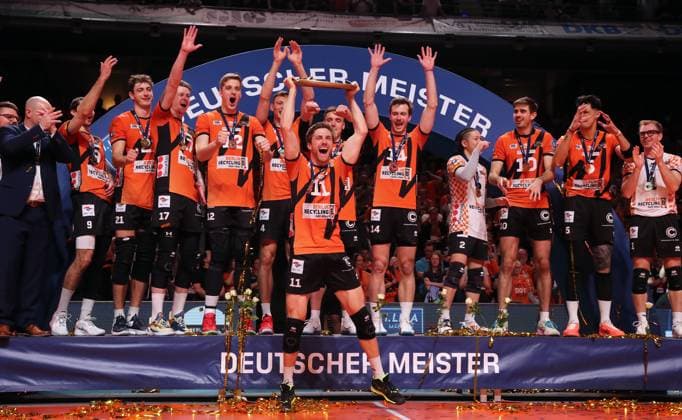Cody Kessel with championship trophy, winner photo team photo, German Champion BR Volleys Sport Volleyball Playoff Final 5 Match Bundesliga Men Season 2023 2024 28 04 2024 BR Volleys Berlin BRV vs VfB Friedrichshafen