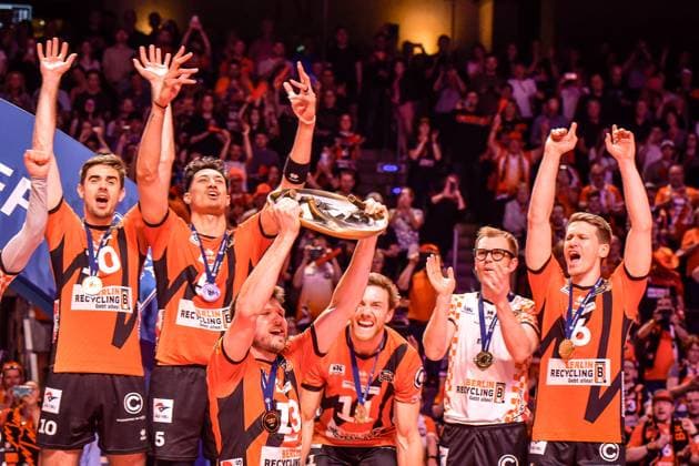 Volleyball 1 Bundesliga Men Final Sp 5, Berlin Recycling Volleys vs VfB Friedrichshafen 28 04 2024, xdanx, Volleyball 1 Bundesliga Men Final Sp 5, Berlin Recycling Volleys vs VfB Friedrichshafen, v l German Champion Berlin Recycling Volleys Meisterschale in the hand of Ruben Schott BR Volleys 13 Berlin Max Schmeling Halle Berlin Germany DEU Copyright: xDanielxLakomskix