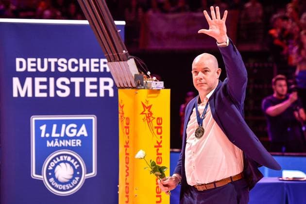 Volleyball 1 Bundesliga Men Final Sp 5, Berlin Recycling Volleys vs VfB Friedrichshafen 28 04 2024, xdanx, Volleyball 1 Bundesliga Men Final Sp 5, Berlin Recycling Volleys vs VfB Friedrichshafen, v l German Champion Berlin Recycling Volleys Joel Banks BR Volleys Coach , with the winner medal around his neck Berlin Max Schmeling Halle Berlin Germany DEU Copyright: xDanielxLakomskix