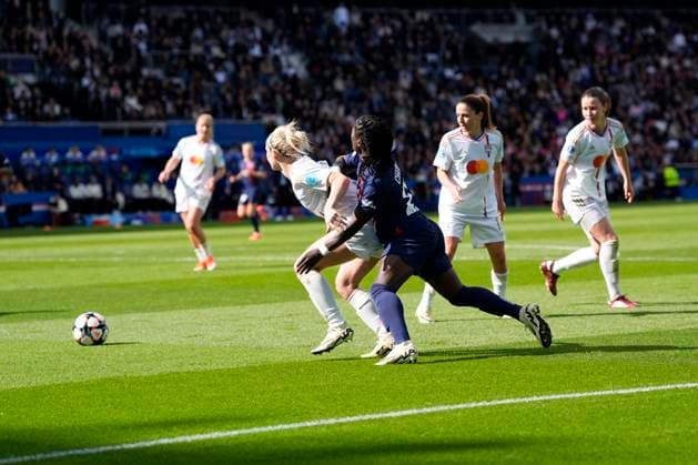 Ellie Carpenter (12) (OL) - SANDY BALTIMORE (21) FOOTBALL FEMININ : Paris Saint Germain Vs Olympique Lyonnais - Ligue des Champions - 28 04 2024 GlennGervot Panoramic 
