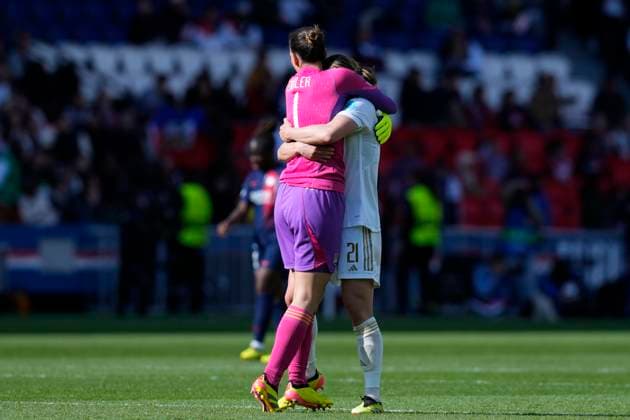 joie de Christiane Endler (1) (OL) - Vanessa Gilles (21) (OL) FOOTBALL FEMININ : Paris Saint Germain Vs Olympique Lyonnais - Ligue des Champions - 28 04 2024 GlennGervot Panoramic 