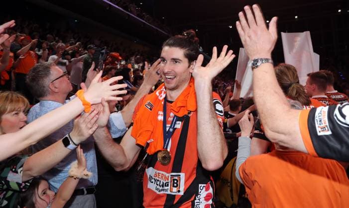 Timothee Carle cheers with fans, German champion BR Volleys Sport Volleyball Playoff Final 5 Match Bundesliga Men Season 2023 2024 28 04 2024 BR Volleys Berlin BRV vs VfB Friedrichshafen