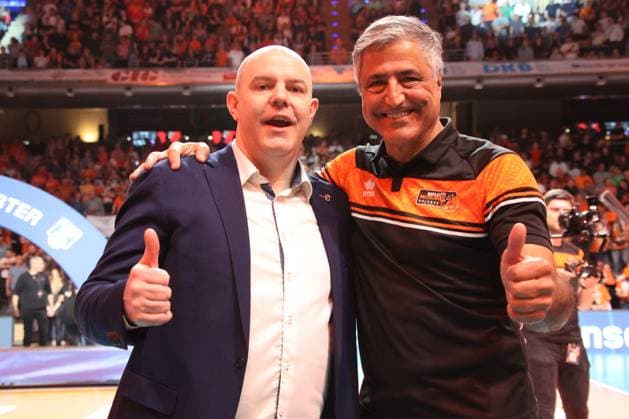 DEU, DVV, 1 VBL, BR Volleys vs Friedrichshafen, Final, 28 04 2024, Max Schmeling Halle, Berlin, DEU, DVV, 1 VBL, BR Volleys vs Friedrichshafen, Final, in the picture Coach Joel Banks BR Volleys , Manager Kaweh Niroomand BR Volleys Photo Juergen Engler nordphoto GmbH nordphotoxGmbHx xEngler nph00076