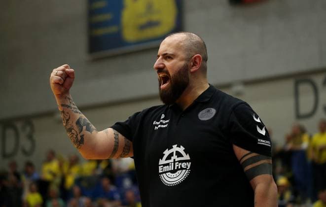 Stuttgart , Volleyball Bundesliga Womens PlayOff Final Game 5, SSC Palmberg Schwerin vs Allianz MTV Stuttgart , Coach Konstantin Bitter Allianz MTV Stuttgart