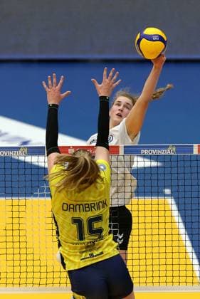 Stuttgart , Volleyball Bundesliga Womens PlayOff Final Game 5, SSC Palmberg Schwerin vs Allianz MTV Stuttgart , L R Laura Emonts SSC Palmberg Schwerin , Jolien Knollema Allianz MTV Stuttgart