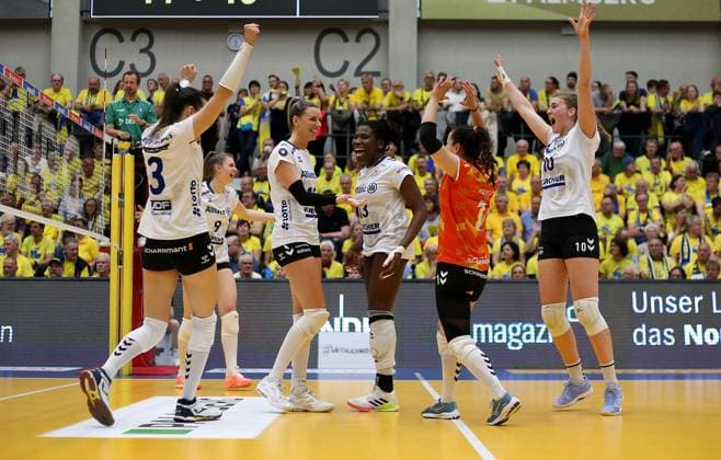 Stuttgart , Volleyball Bundesliga Womens PlayOff Final Game 5, SSC Palmberg Schwerin vs Allianz MTV Stuttgart , cheering Allianz MTV Stuttgart , from left Maria Segura Palleres Britt Bongaerts Krystal Rivers Roosa Koskelo Jolien Knollema